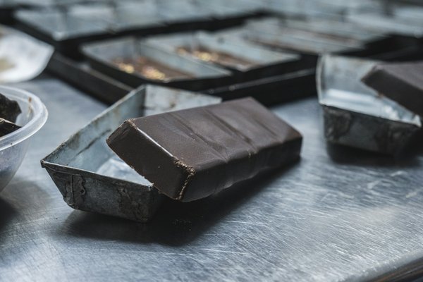 Quali sono i benefici del consumo moderato di cioccolato fondente per la salute?